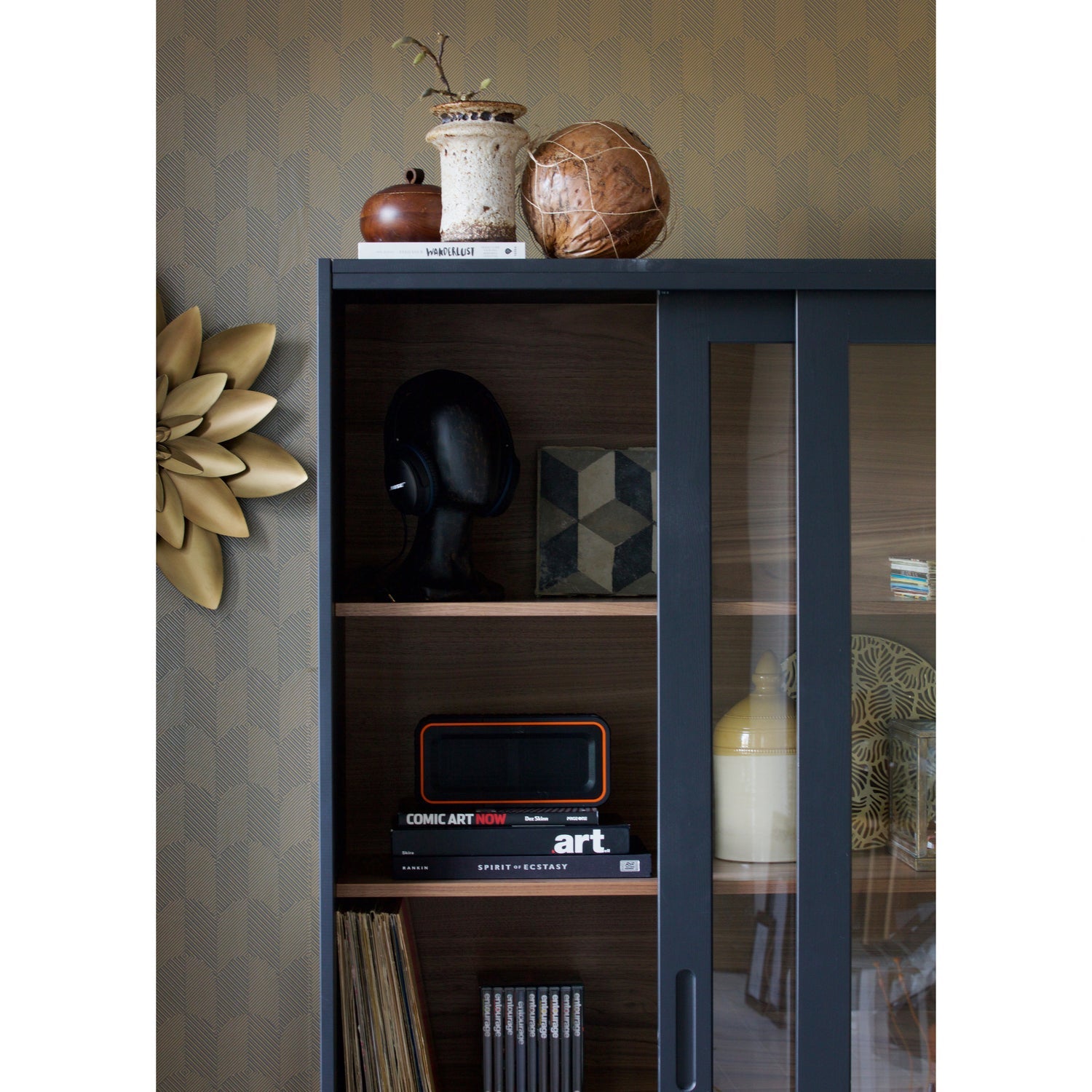 Spinta James, juoda su riešutmedžio atspalviu