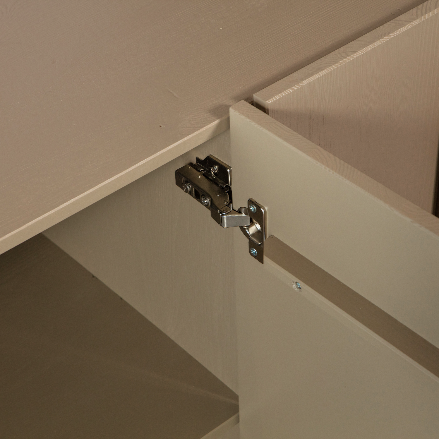 Komoda BASU, molio ruda