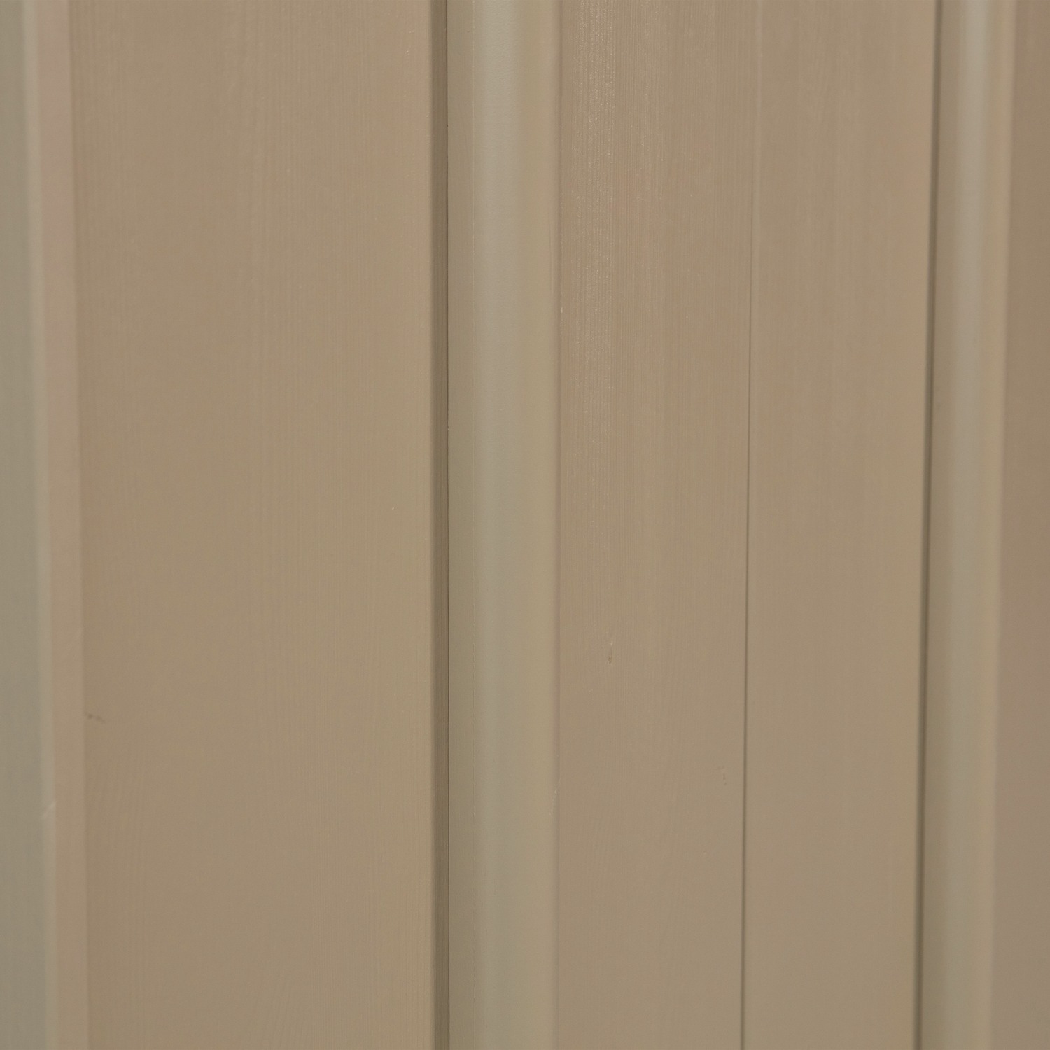 Komoda BASU, molio ruda