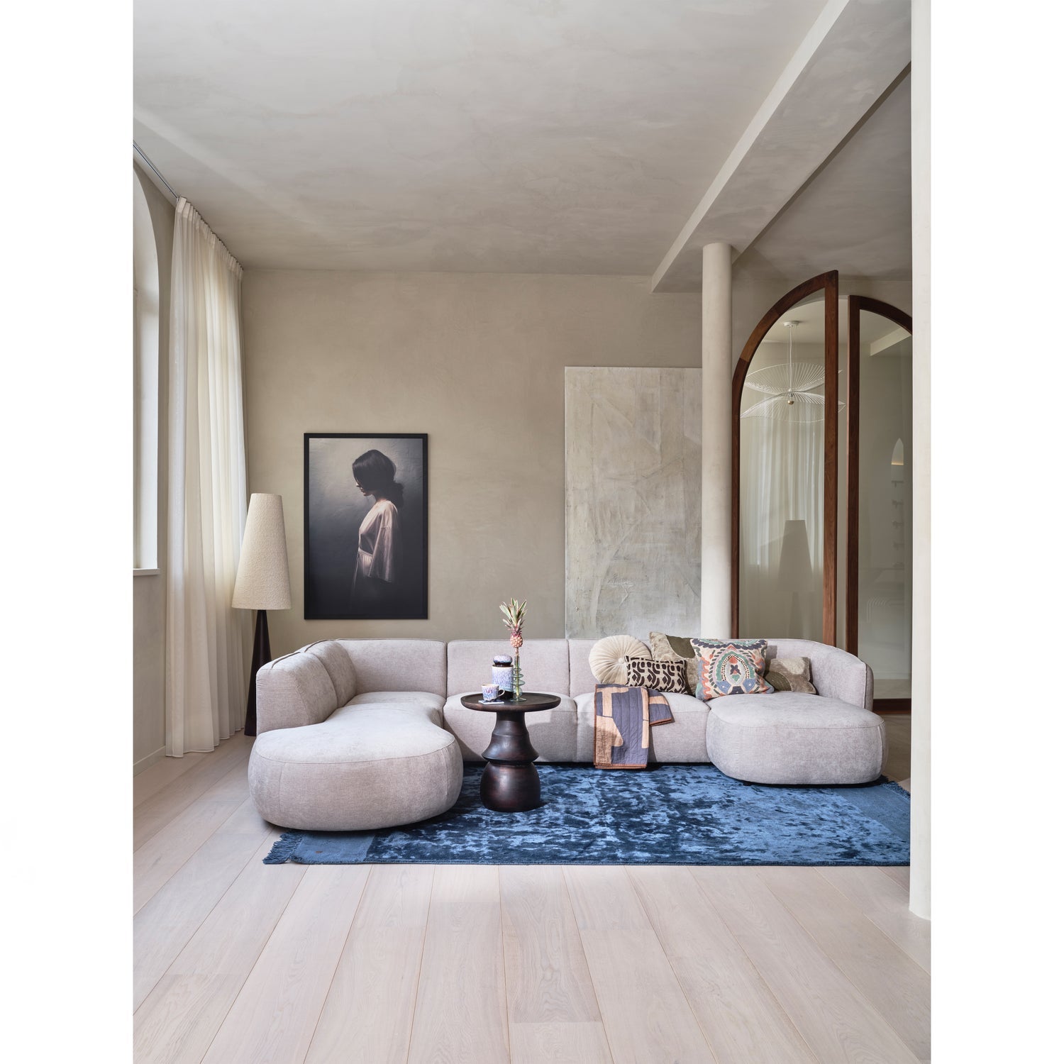 374003-Z-801344-N-801122-P-5100153-01_SF_BL_Polly_u-vorm_links_zand_Broad_bijzettafel_Sweep_200x300cm_Dutchbone