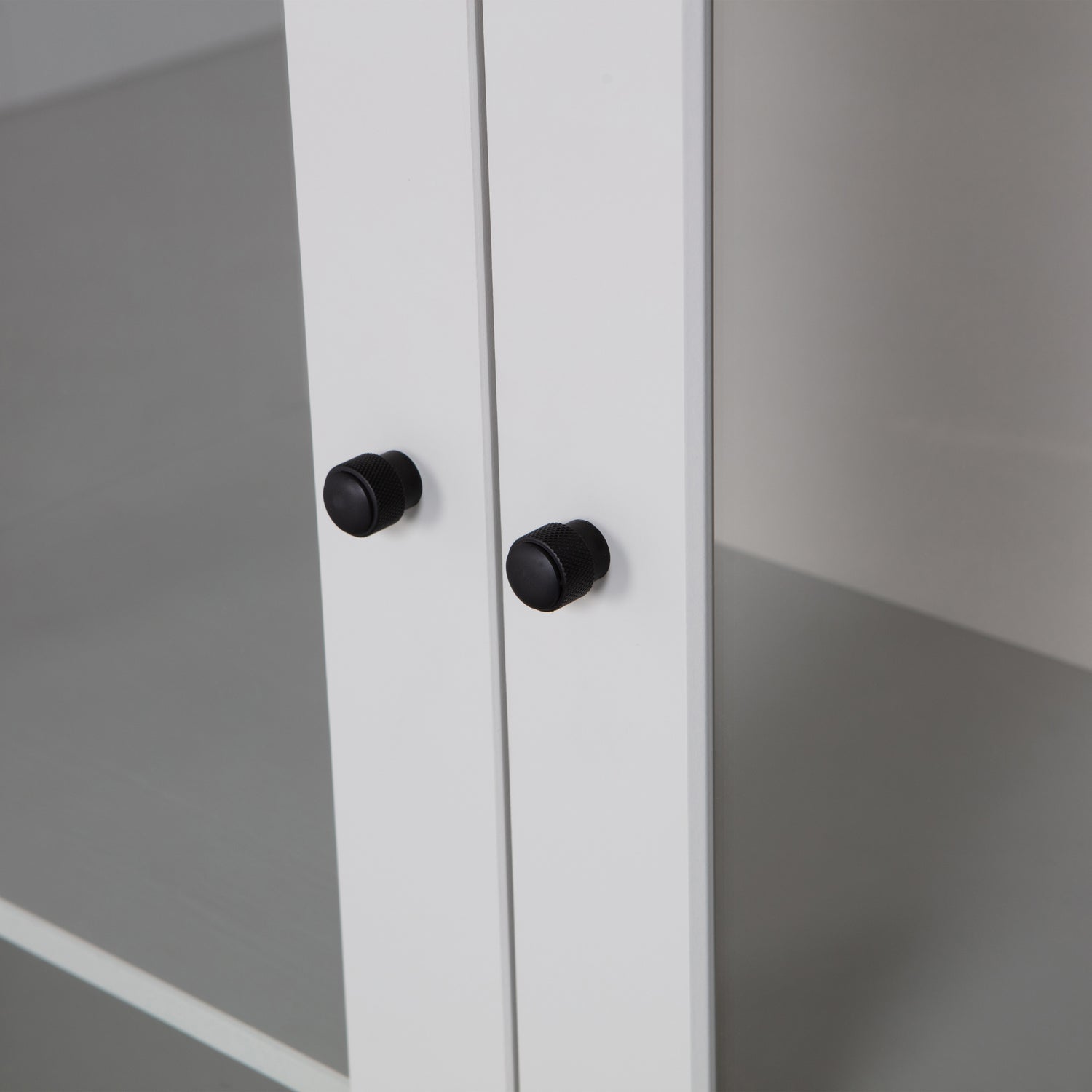 Vitrina XAM, pušis, debesų pilka