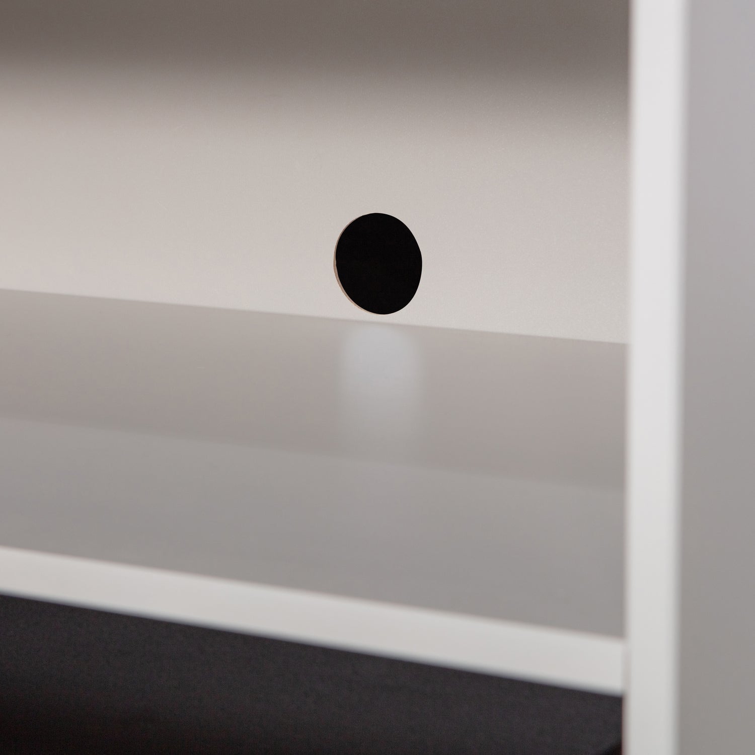 TV spintelės elementas YISSA su stalčiumi ir atvira dėže, pušis, debesų pilka