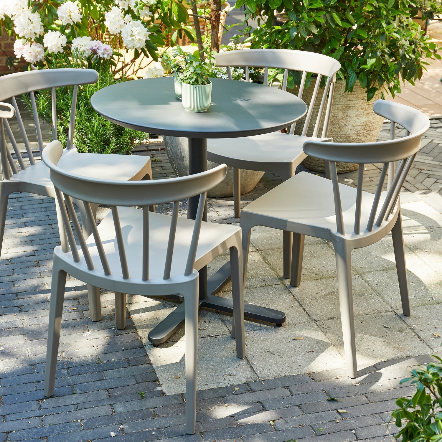 377367-A-378634-TA-02_SF_WE_Liana_klaptafel_tuin_aluminium_antraciet_72xo70cm_Bliss_tuinstoel_taupe_VIERKANT