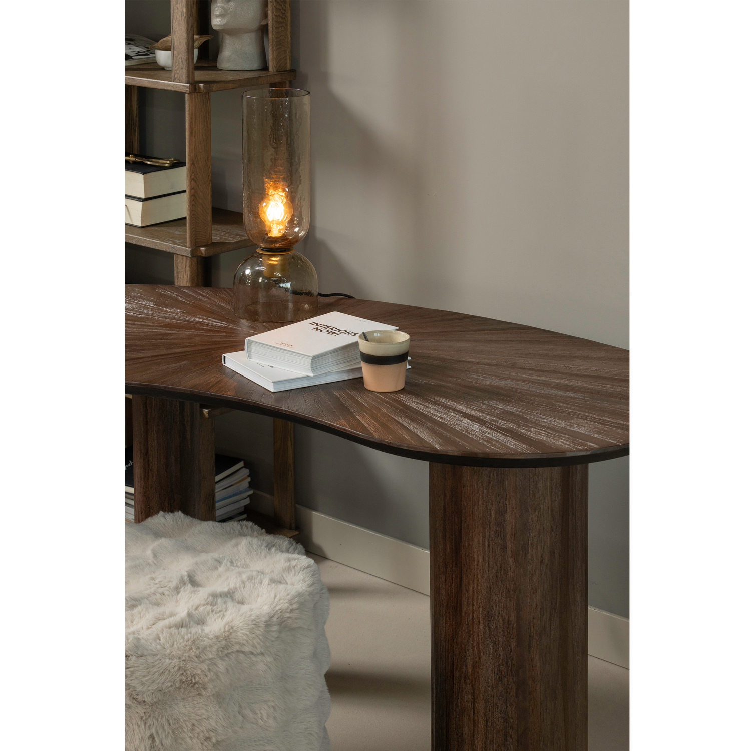 Šoninis staliukas SUN organinės formos, perdirbta tikmedžio mediena, ruda