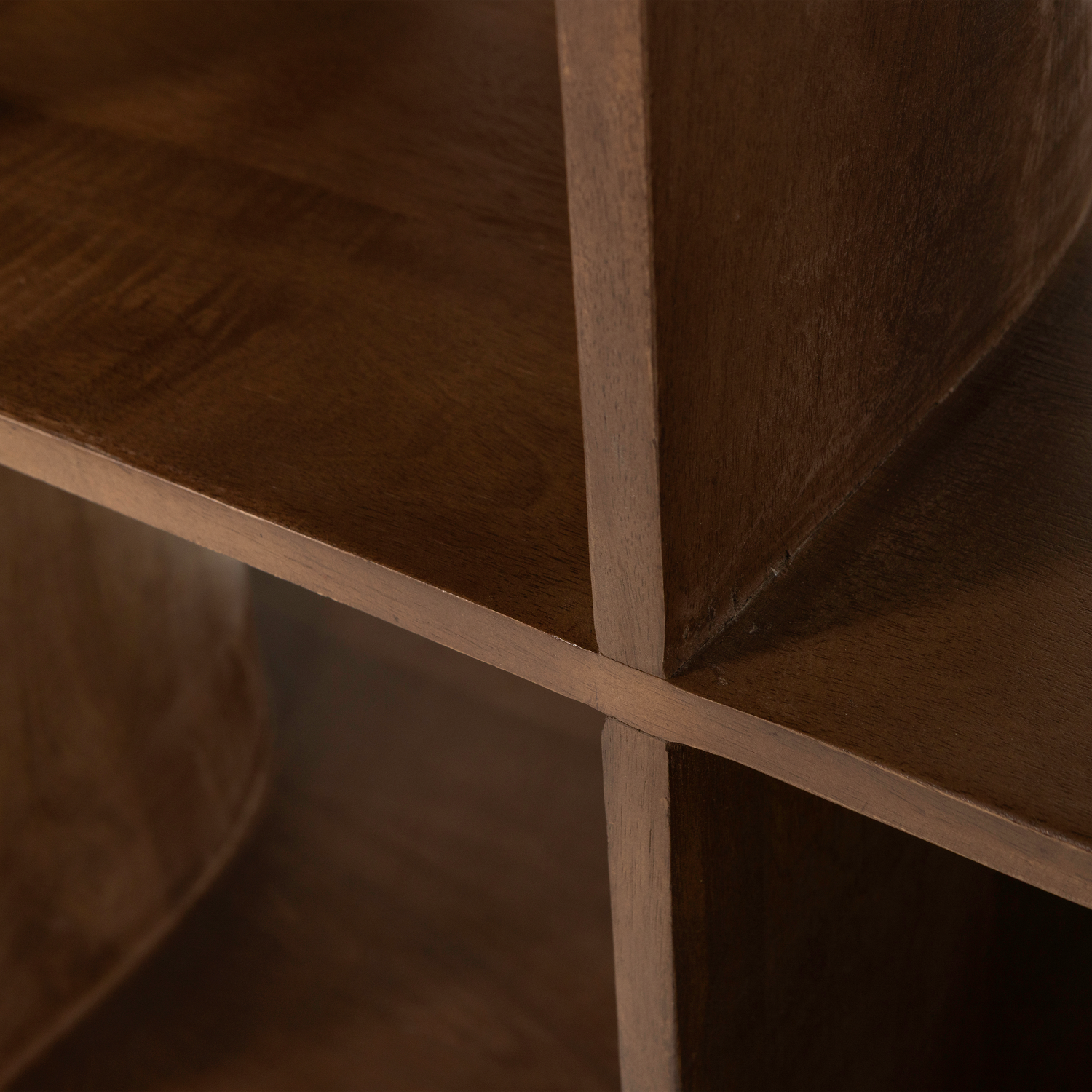 Knygų lentyna SINNE, mango mediena, riešuto spalva