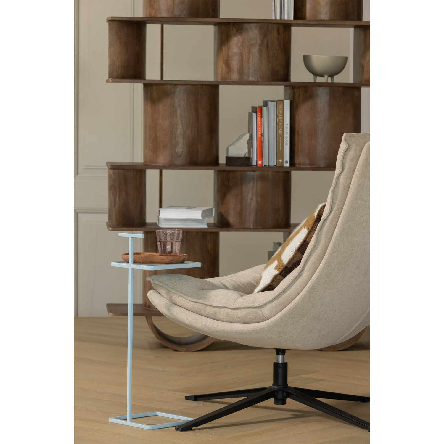 Pasukamas krėslas KUBE su pufu, natūrali spalva