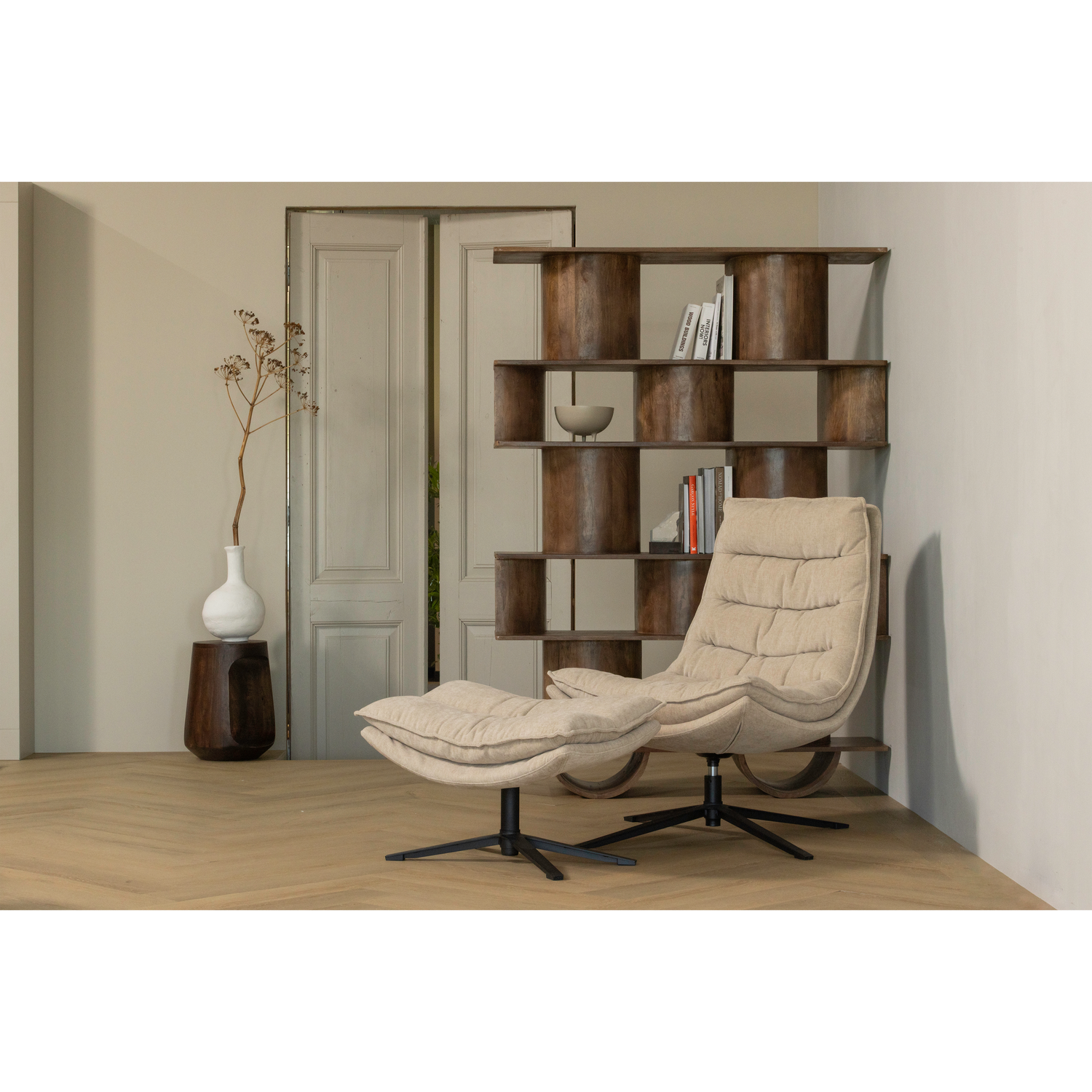 Knygų lentyna SINNE, mango mediena, riešuto spalva