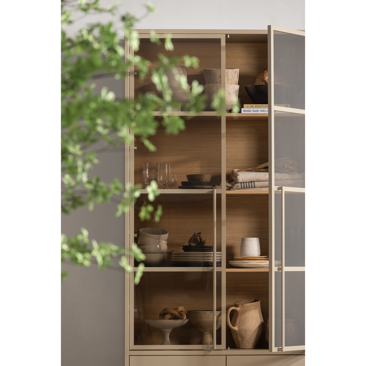 Vitrininė spintelė CASA, pušies mediena, molio/purvo spalva