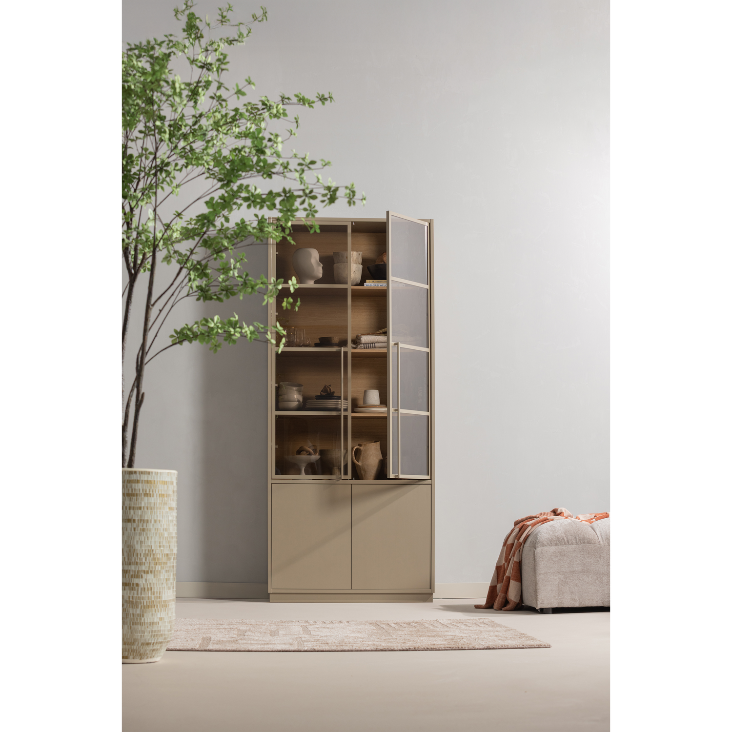 Vitrininė spintelė CASA, pušies mediena, molio/purvo spalva