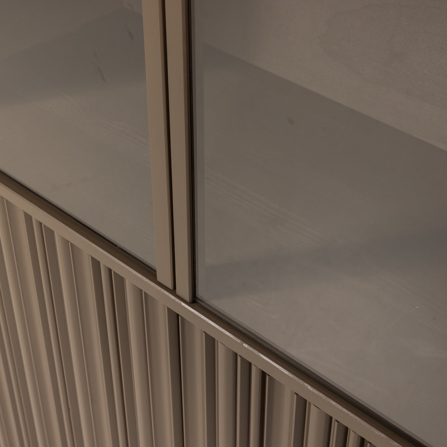 Žema vitrina NOVA, pušis, ruda