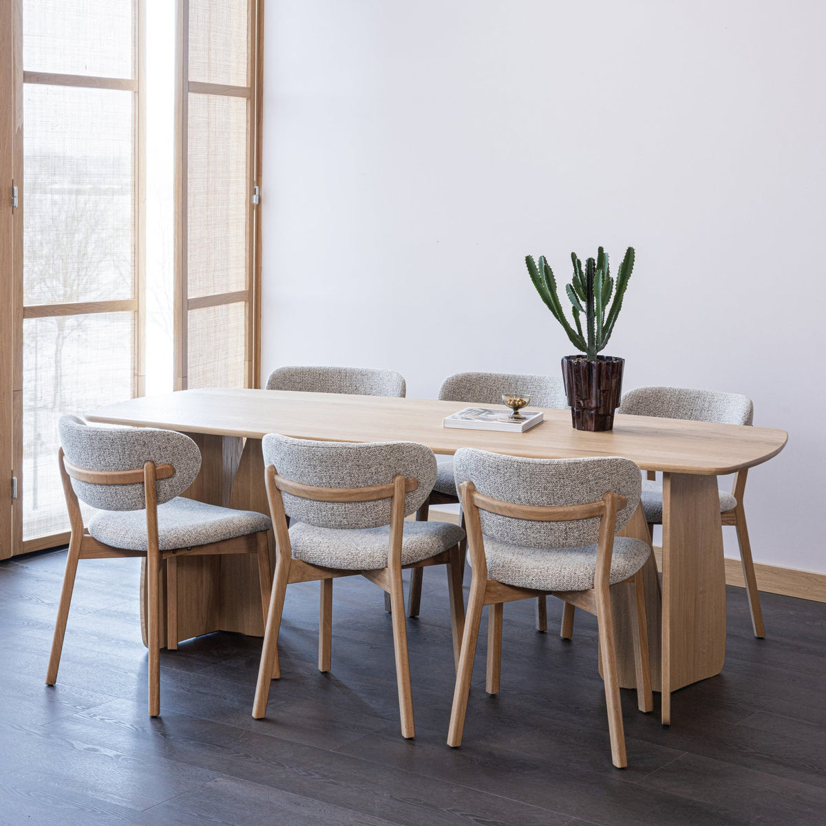 Valgomojo stalas VEERE 220x100 moderniame valgomojo interjere