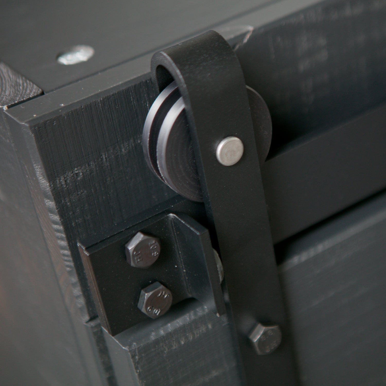 SLIDE BARN CABINET ROUGH SAWN PINE BLACK [fsc]