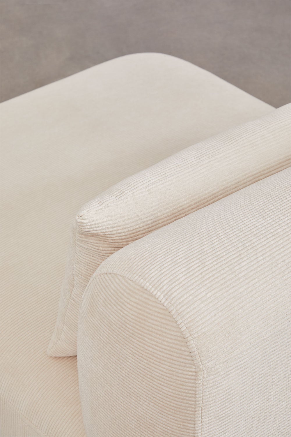 Kampinė sofa FOGLERA namų aplinkoje