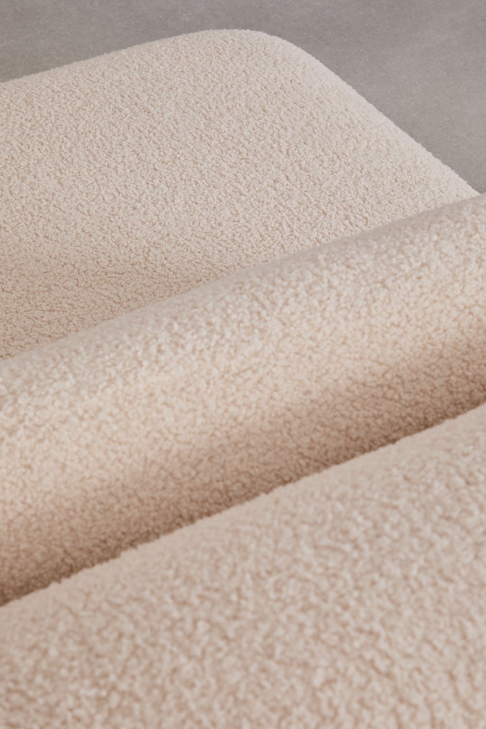 Kampinė sofa FOGLERA šviesiame svetainės interjere