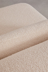Kampinė sofa FOGLERA šviesiame svetainės interjere