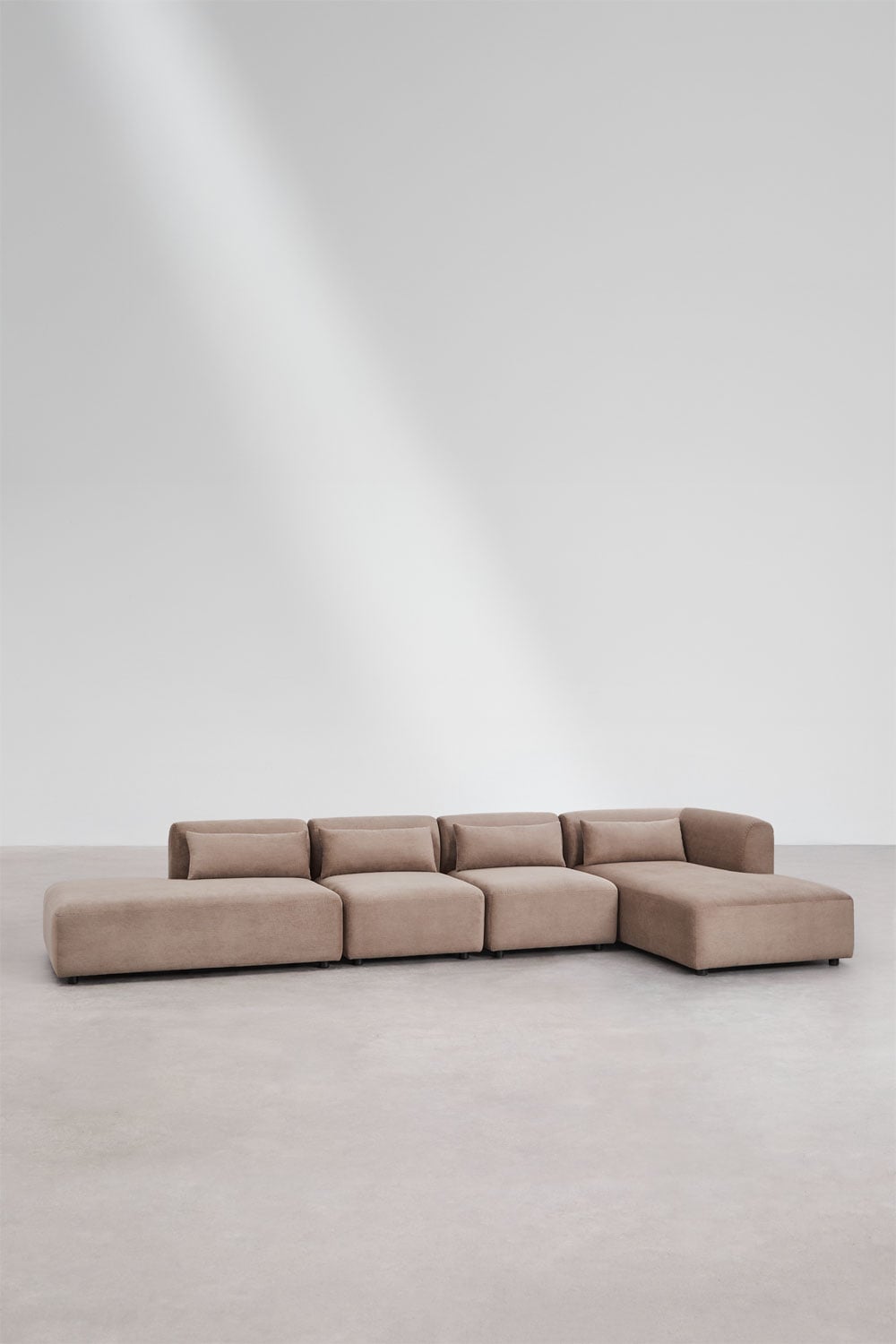Kampinė sofa FOGLERA iš priekio, kupranugario šenilo