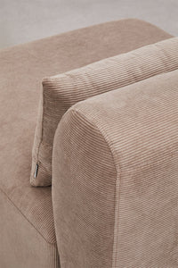 Kampinė sofa FOGLERA svetainės interjere, kupranugario šenilo
