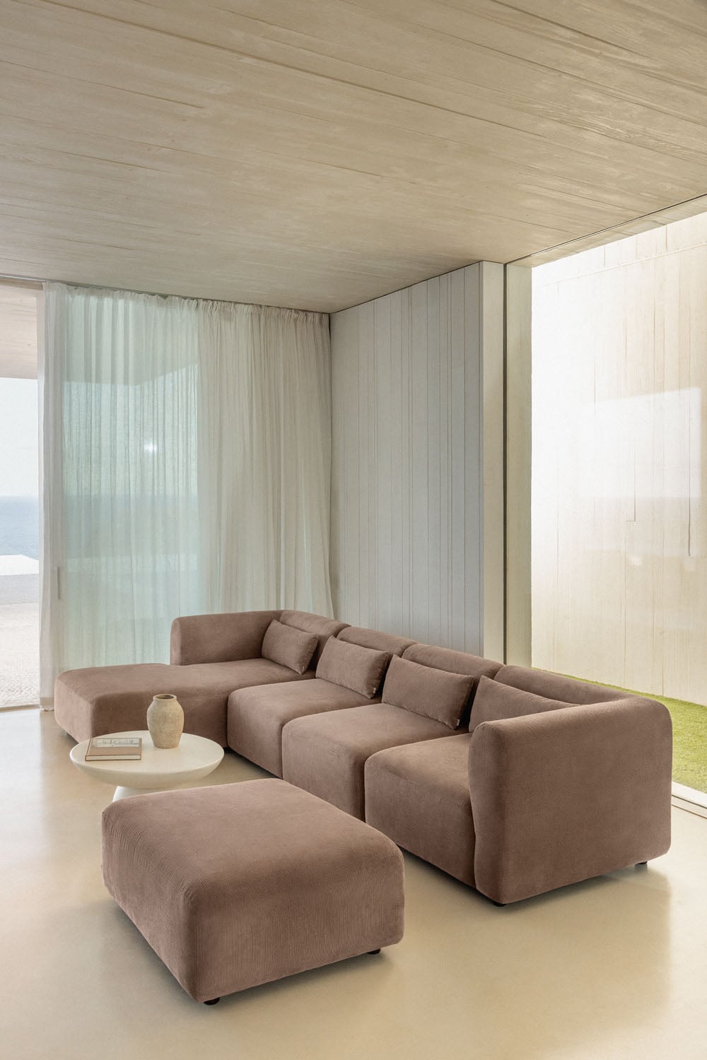 Sofa FOGLERA baltame fone, kupranugario šenilo