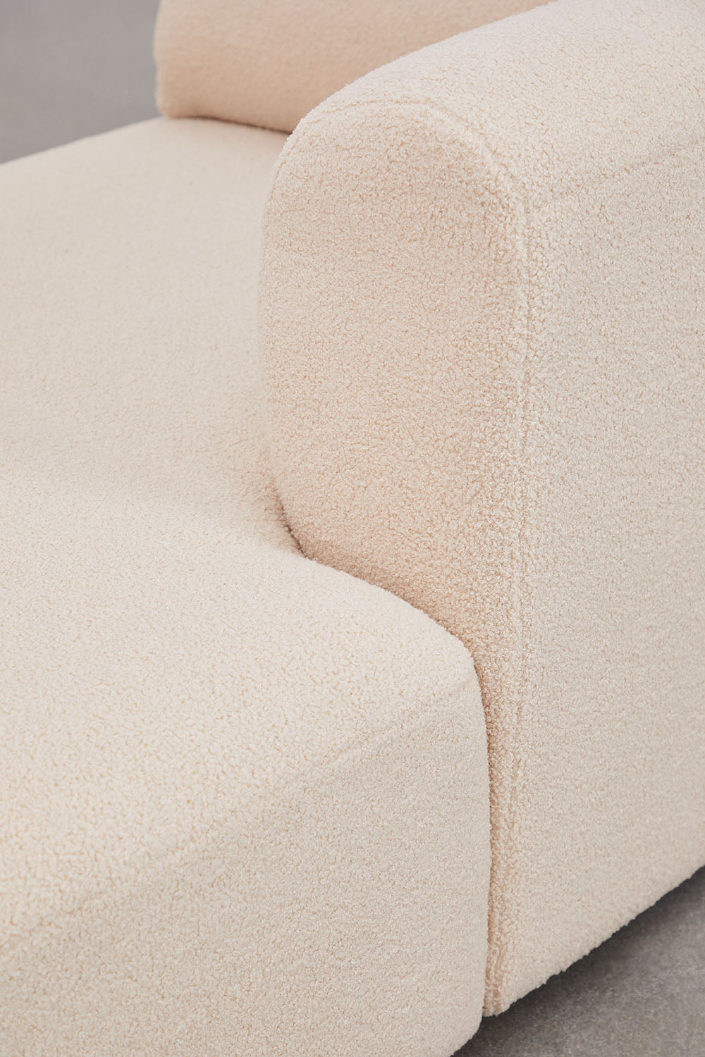 Sofa FOGLERA su pufu – atspalvio detalė
