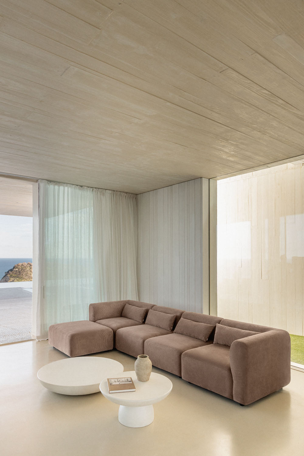 Sofa FOGLERA ir pufas, kupranugario, 350 cm