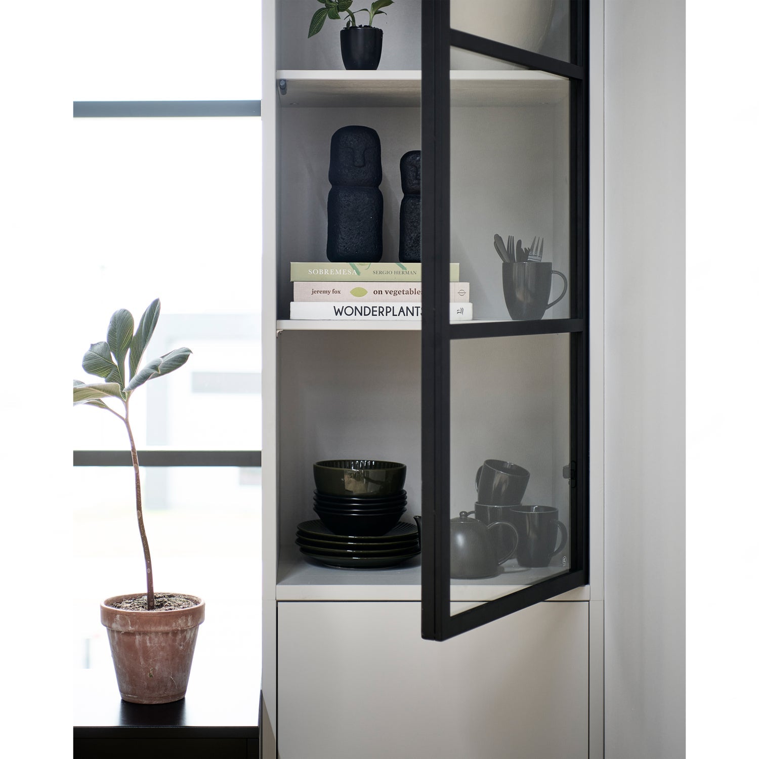 Vitrina BASIC, 2 durys, miglos pilka