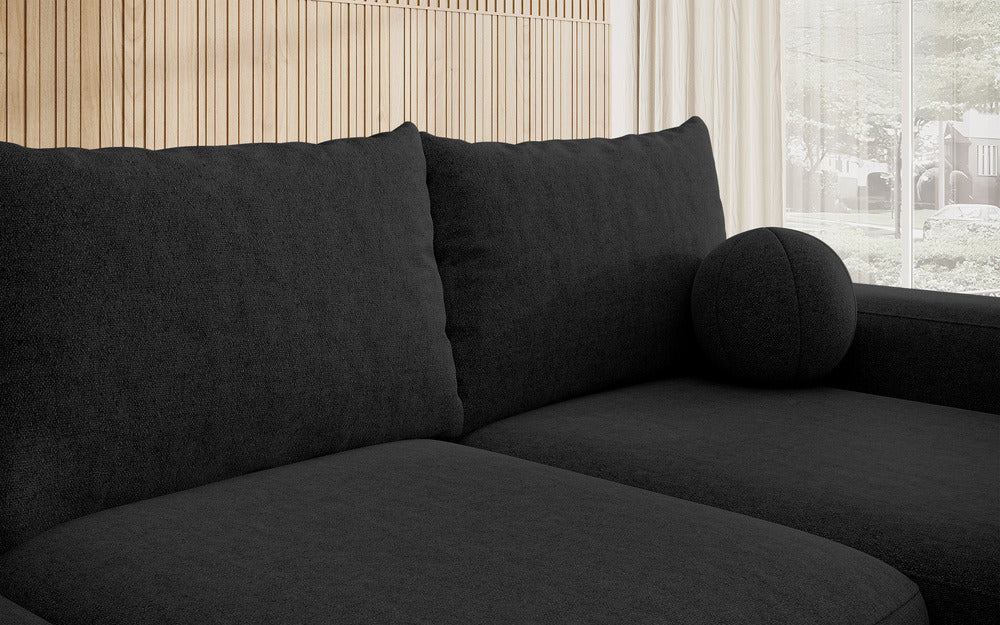 Kampinė sofa LIVA, juoda šenilas, su kamuoliuku