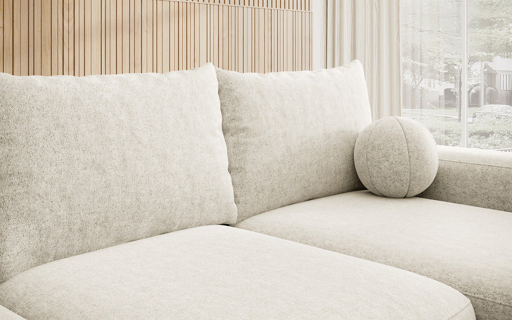 Kampinė sofa LIVA, kreminis šenilas, su kamuoliuku