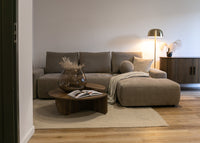 Kampinė sofa LIVA, šviesiai ruda šenilas, su kamuoliuku