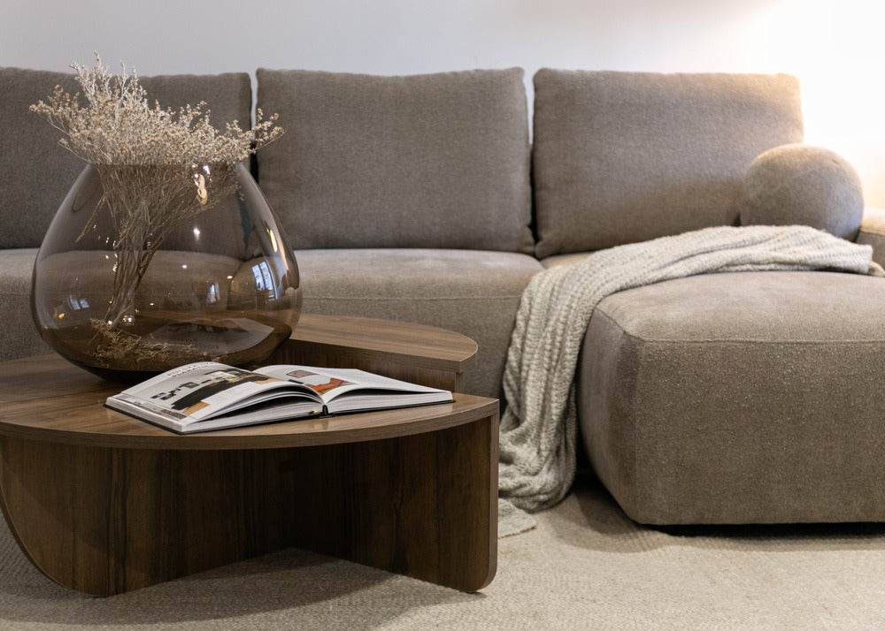 Kampinė sofa LIVA, šviesiai ruda šenilas, su kamuoliuku
