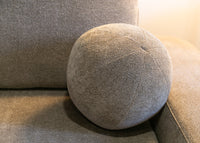 Kampinė sofa LIVA, šviesiai ruda šenilas, su kamuoliuku
