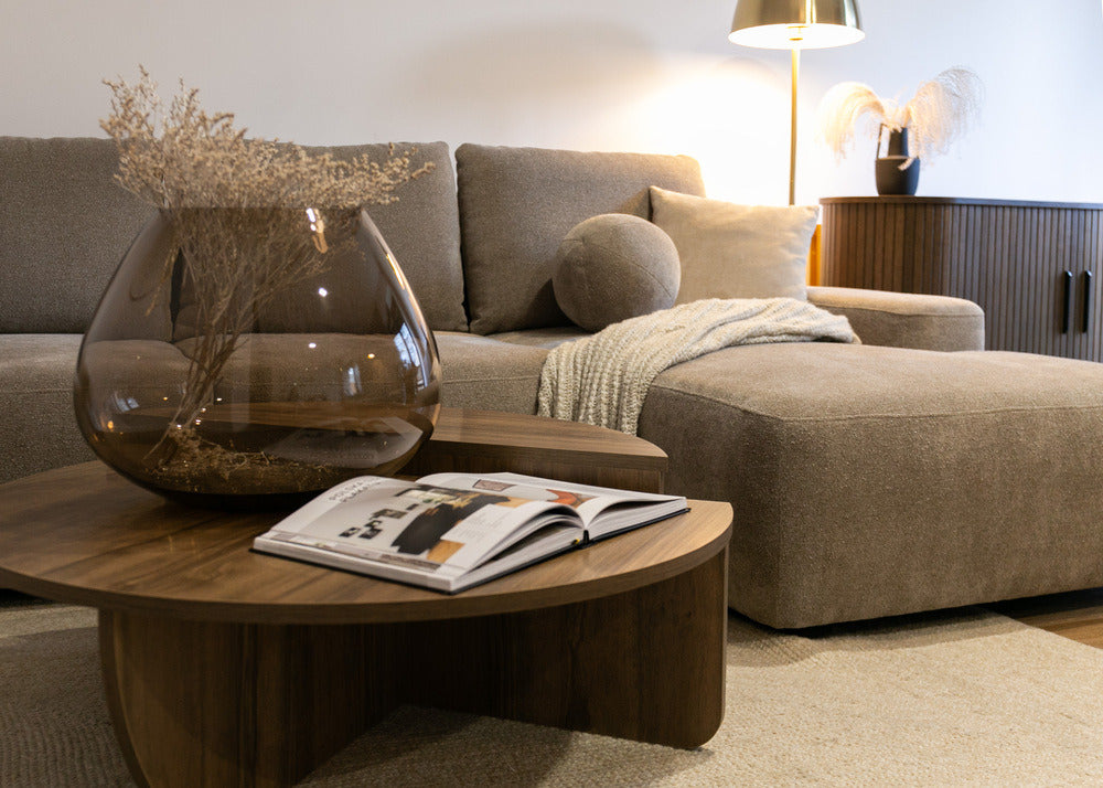 Kampinė sofa LIVA, šviesiai ruda šenilas, su kamuoliuku