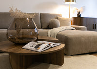 Kampinė sofa LIVA, šviesiai ruda šenilas, su kamuoliuku