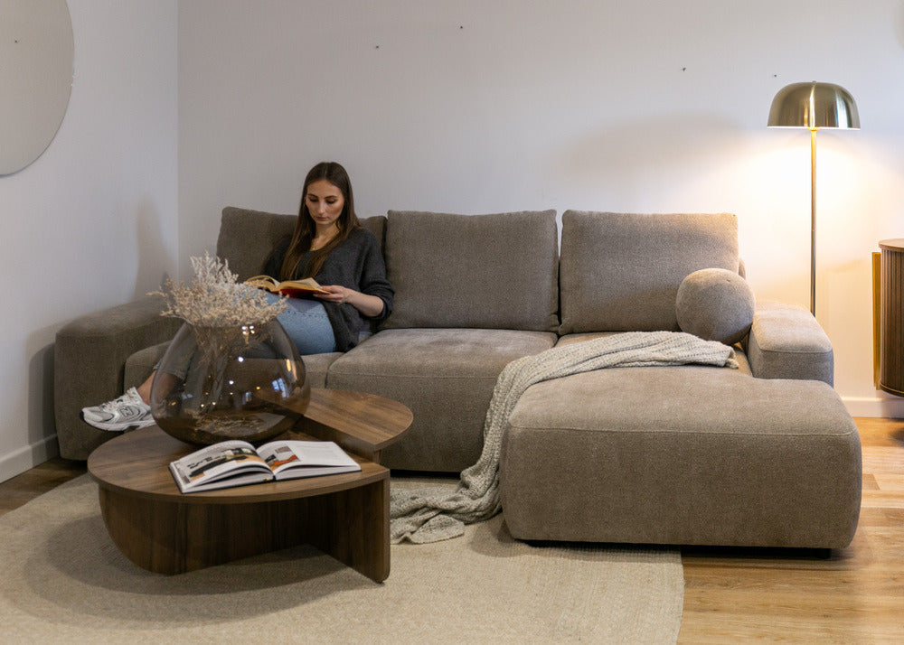 Kampinė sofa LIVA, šviesiai ruda šenilas, su kamuoliuku