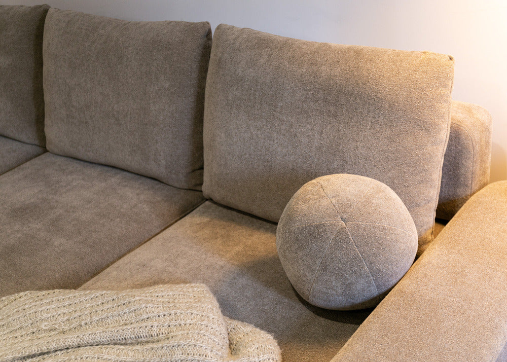 Kampinė sofa LIVA, šviesiai ruda šenilas, su kamuoliuku