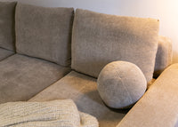 Kampinė sofa LIVA, šviesiai ruda šenilas, su kamuoliuku