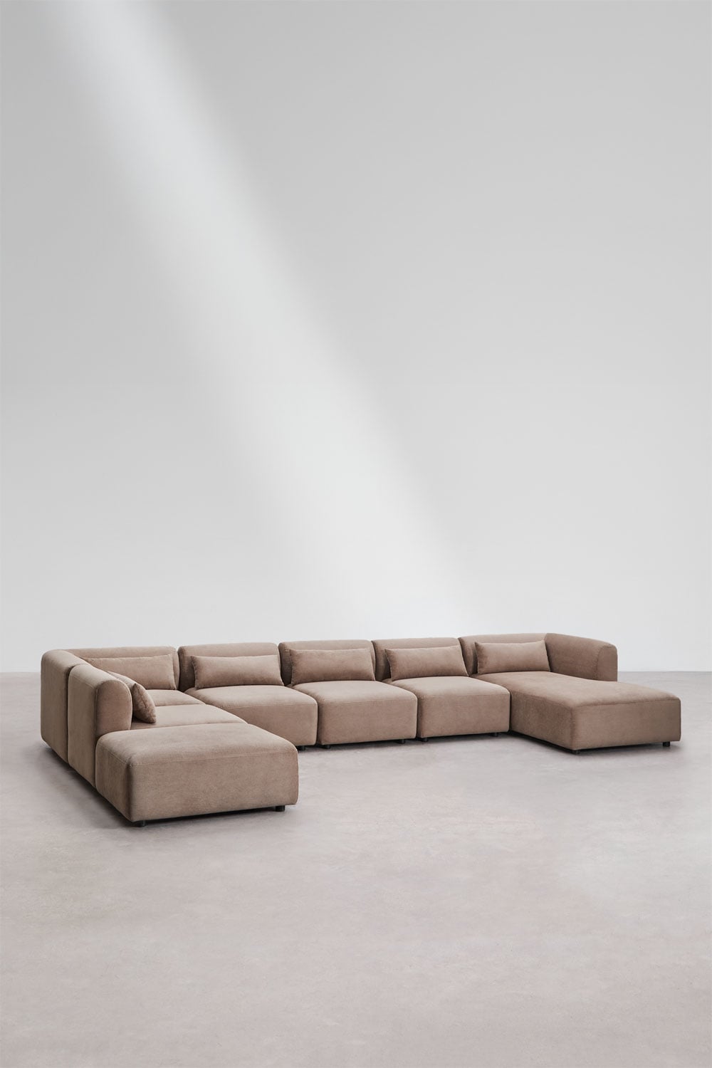 Modulinė sofa FOGLERA – bendras vaizdas, kupranugario spalvos velvetas šenilo