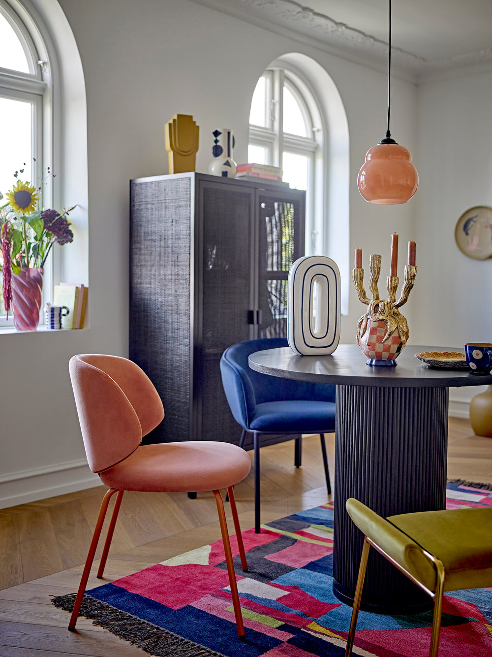 Vitrininė spintelė MARIKKA, juoda raudonmedžio mediena ir rotangas