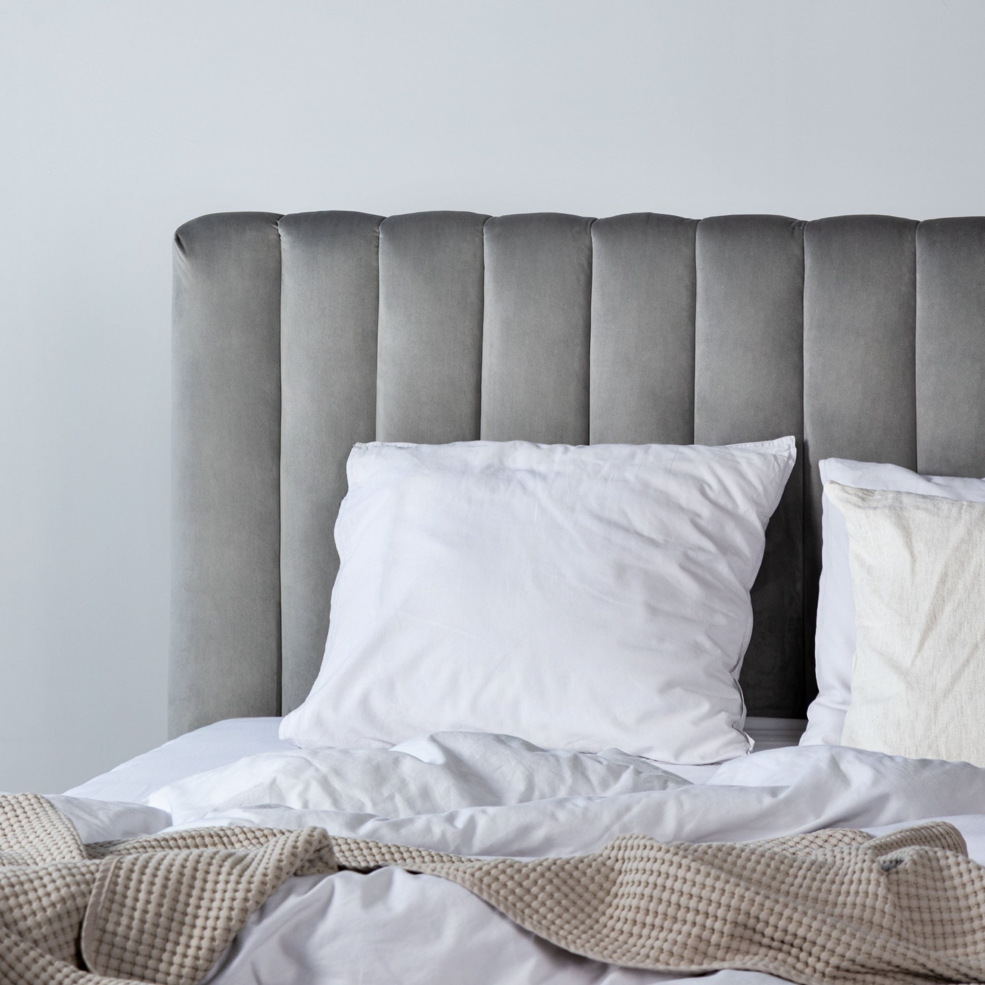 Lova vertical pilka – elegantiška lova, skirta patogiam poilsiui ir elegancijai | namuideja.lt | lovos, miegamasis, baldai