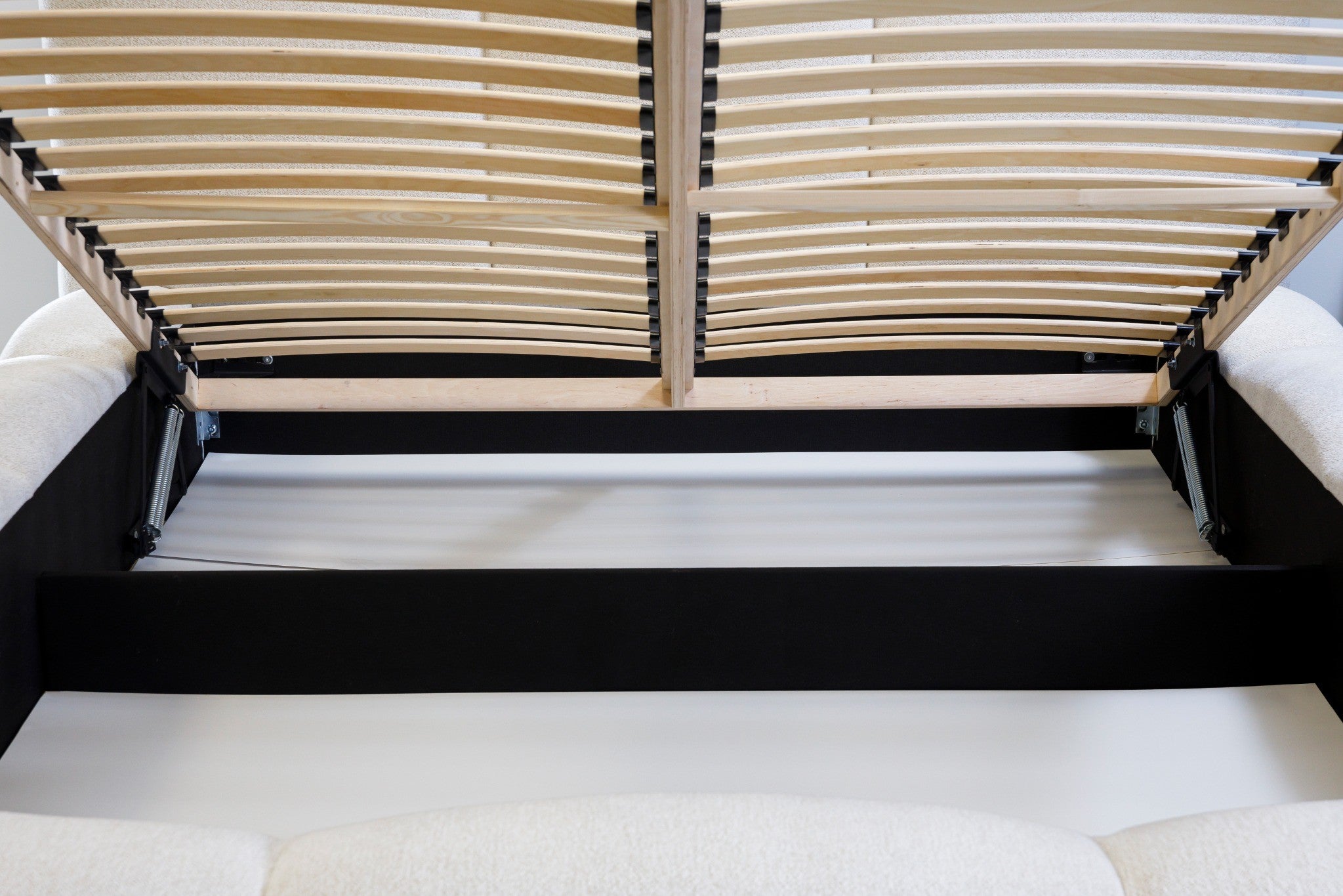 Lova ASTON, kreminė