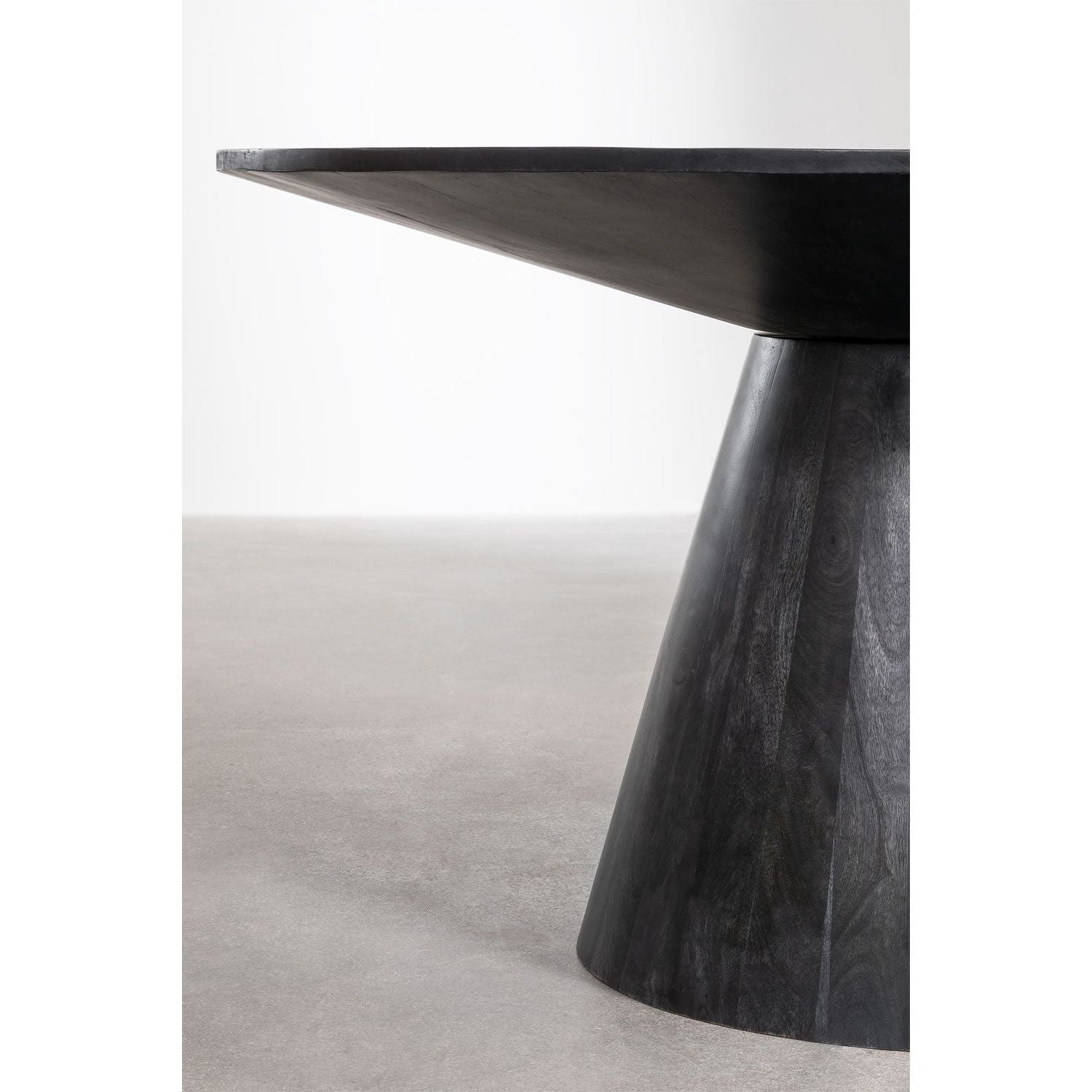 WEYMARA apvalus valgomasis stalas iš mango medienos (Ø120 cm) juoda spalva