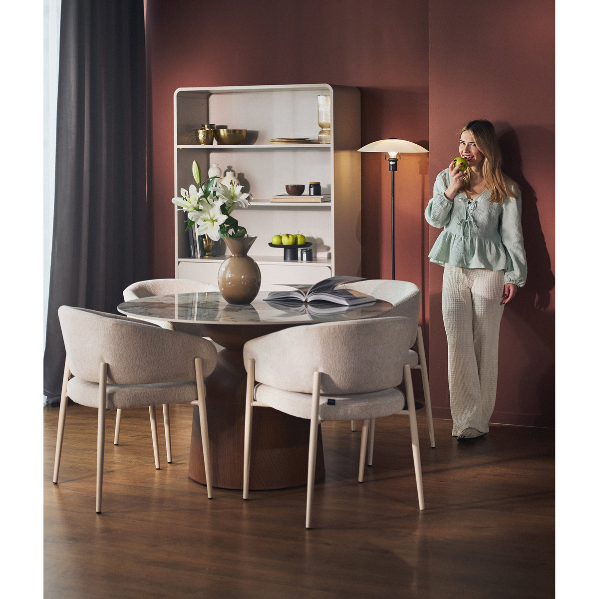 Stalas RUNAR, apvalus, 120 cm, akmeninis elegantiškoje aplinkoje