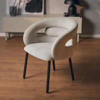 Kėdė SEARDS, pilkai smėlinė elegantiškoje aplinkoje