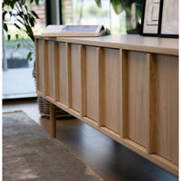 TV spintelė LIADAN, ąžuolas, 170 cm, 2 – kojelių detalė