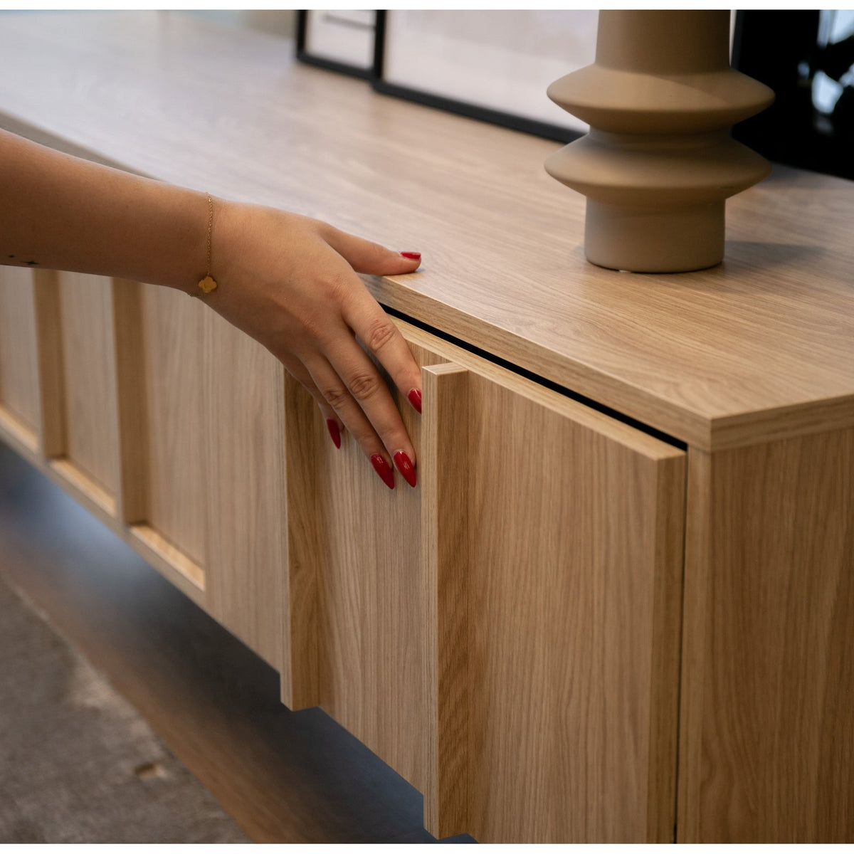 TV spintelė LIADAN, ąžuolas, 170 cm, 2 – galvūgalio detalė