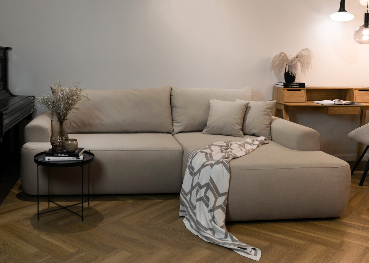 Kampinė sofa CORMAC svetainėje, bendras vaizdas