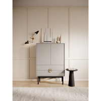 Komoda STOON, pilkai smėlinė, 85 cm – funkcijos demonstracija