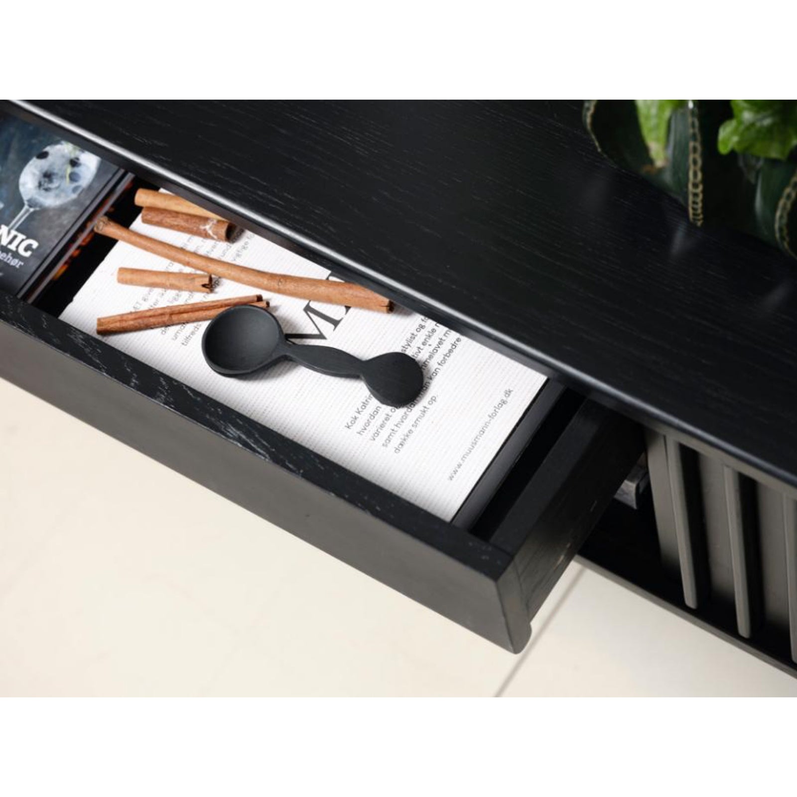 TV staliukas OVITTIES, juodas, 160 cm