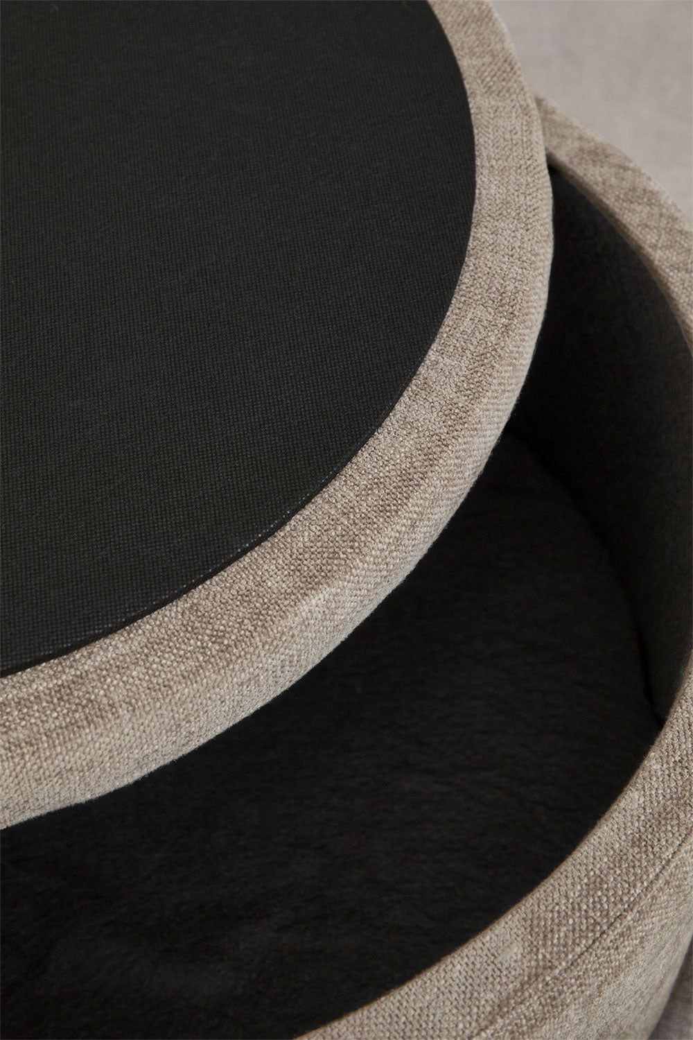 Apaļa, polsterēta pufa MIRAURA Ø70 cm ar mantu uzglabāšanas vietu