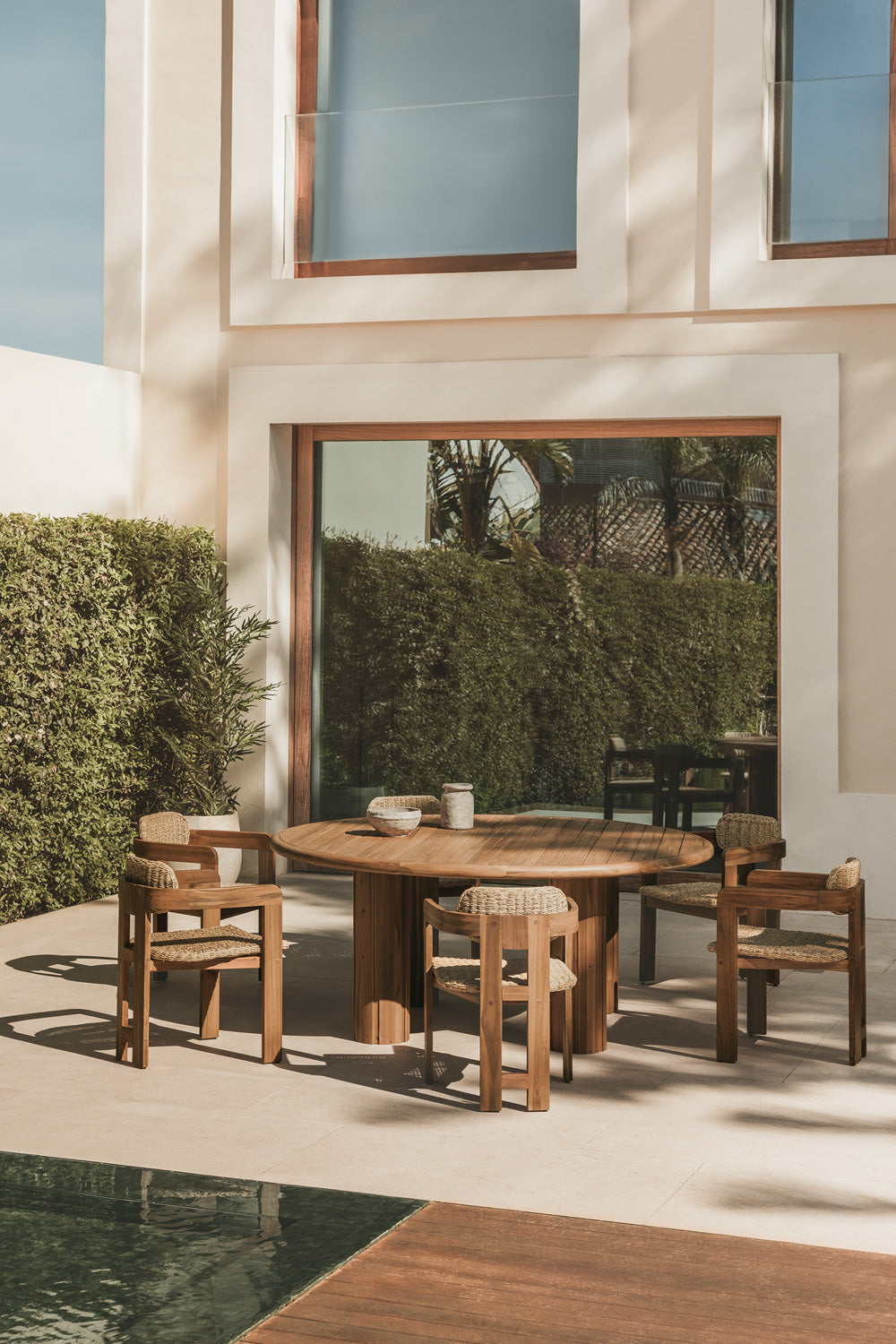 KORALO round outdoor table, dark acacia brown