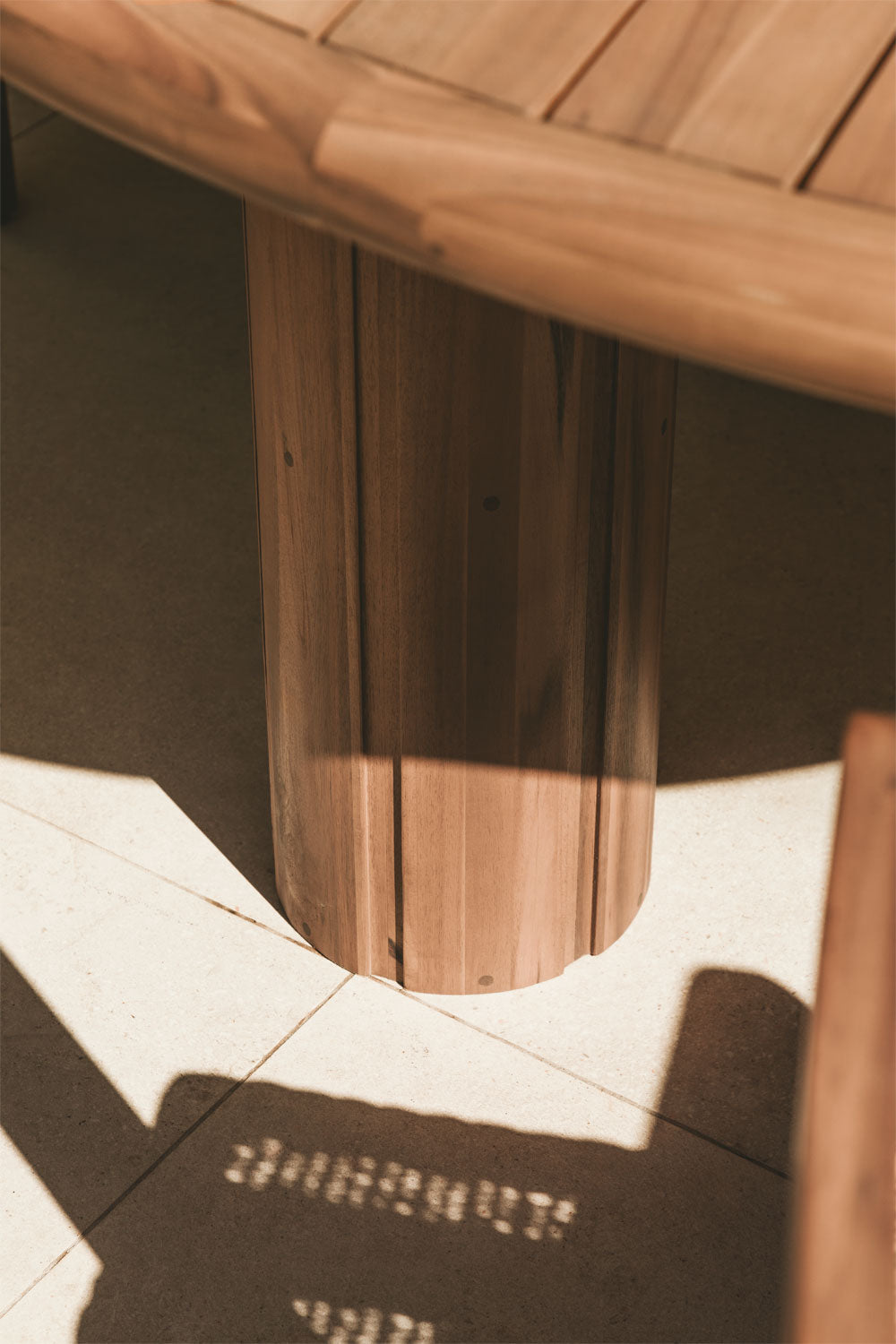 KORALO round outdoor table, dark acacia brown